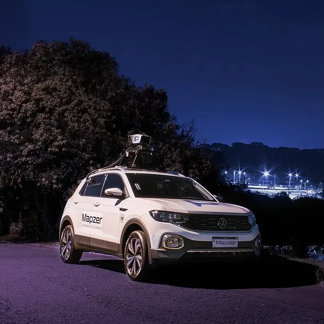 Viatura Mapzer percorrendo a cidade à noite